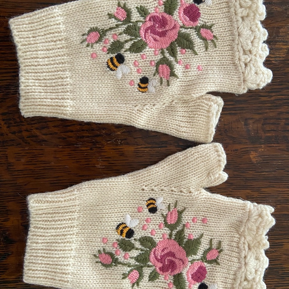 Floral Embroidered Fingerless Gloves